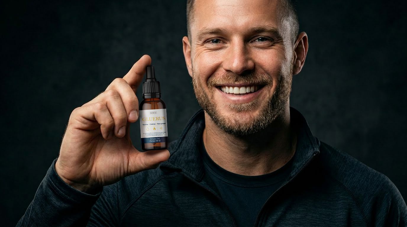 Senhora satisfeita segurando o Gluerus Cápsulas